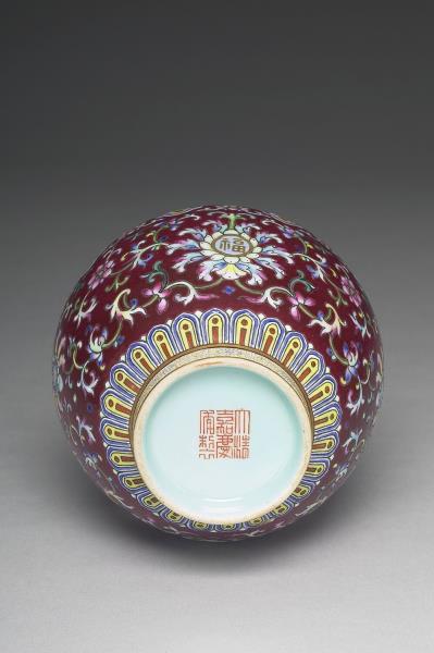 粉彩紅地番蓮紋雙耳瓶