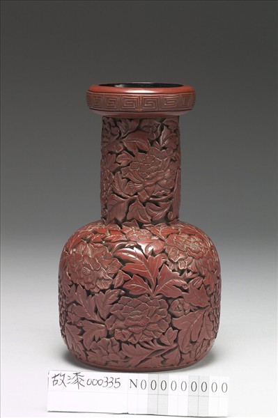 剔紅牡丹長頸瓶