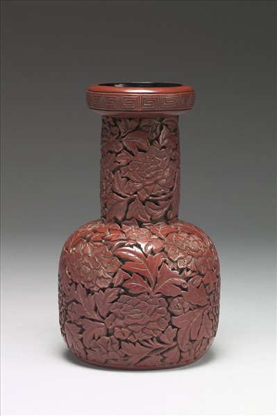 剔紅牡丹長頸瓶