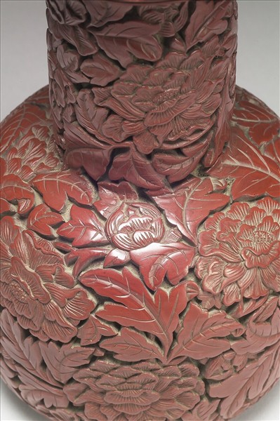 剔紅牡丹長頸瓶