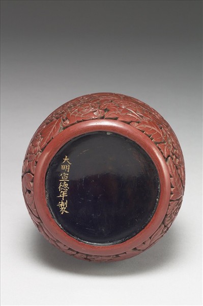 剔紅牡丹長頸瓶