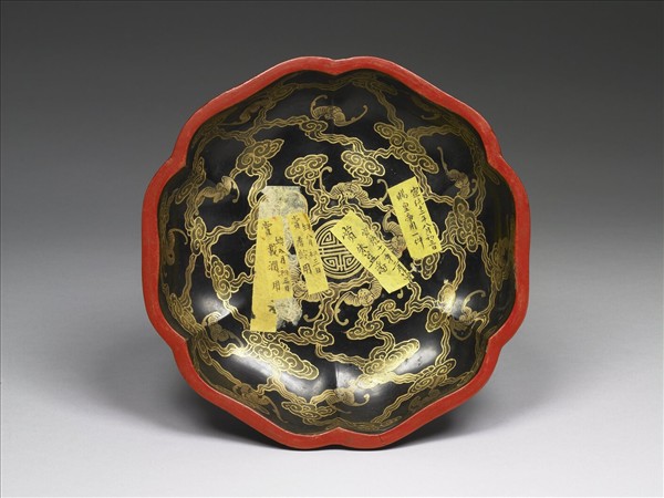 剔彩耕作圖瓣式盒