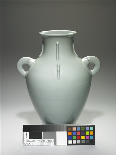 青瓷出戟雙耳瓶