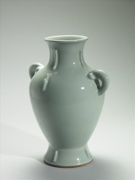 青瓷出戟雙耳瓶