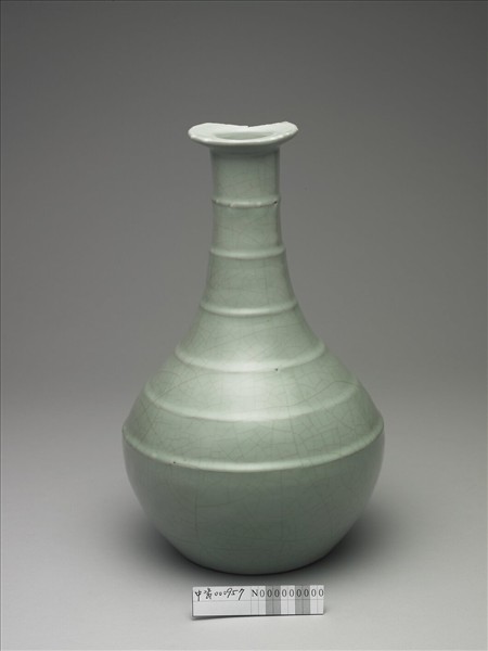 青瓷弦紋長頸瓶