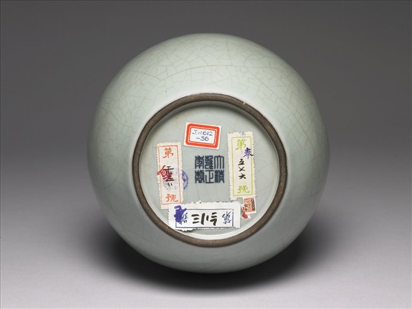 青瓷弦紋長頸瓶