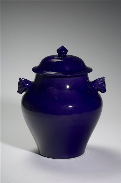 霽青釉獸耳帶蓋罐