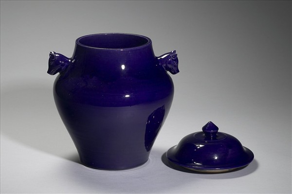 霽青釉獸耳帶蓋罐