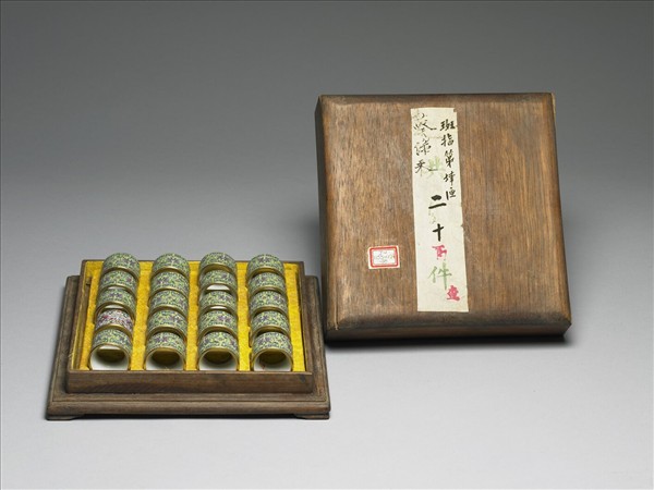 粉彩花卉紋扳指