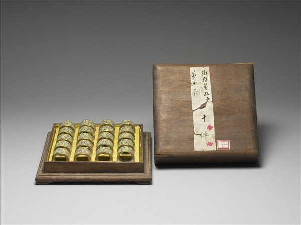 粉彩花卉紋扳指