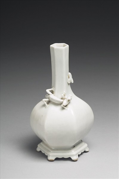 白瓷螭獸六方瓶