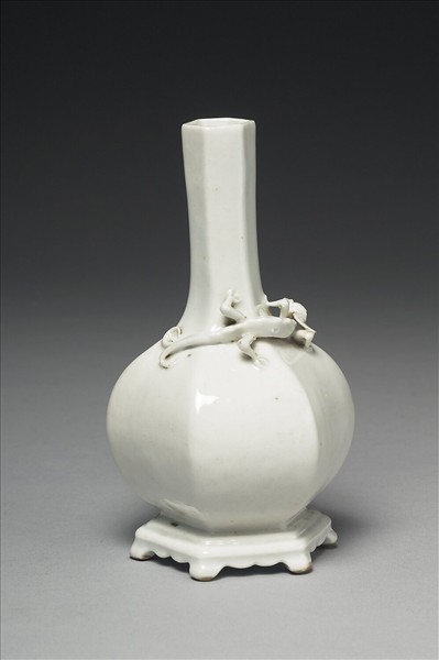 白瓷螭獸六方瓶