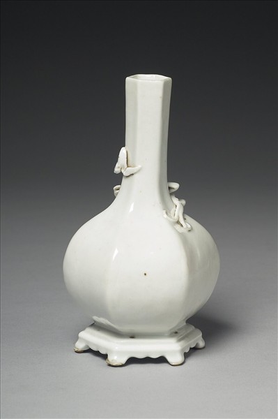 白瓷螭獸六方瓶