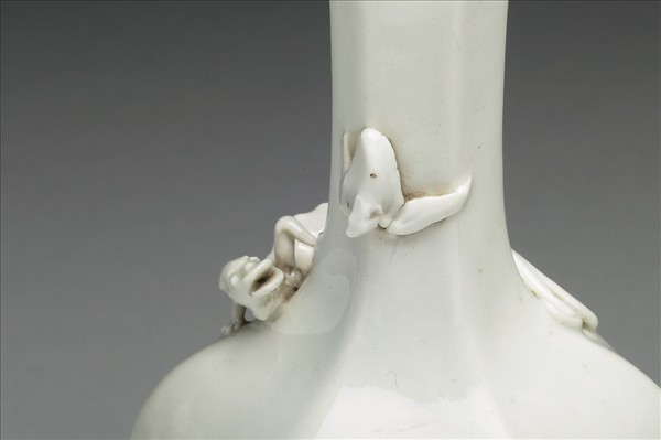 白瓷螭獸六方瓶