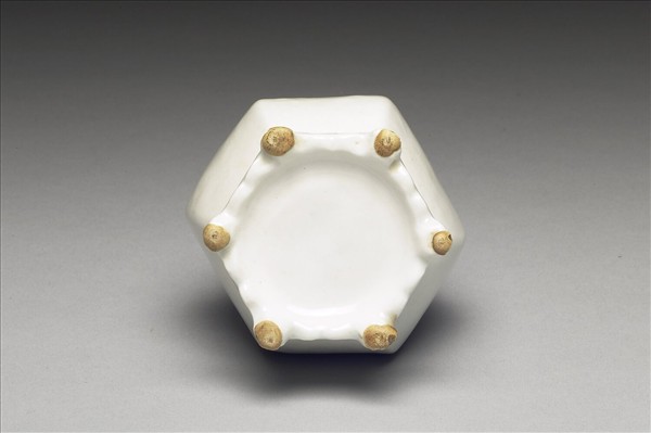 白瓷螭獸六方瓶