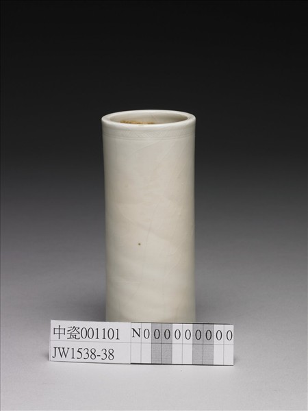 白瓷陰刻花荷花紋筒