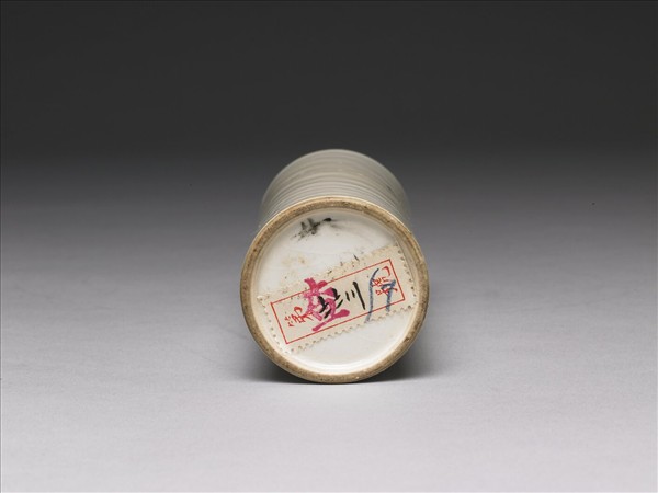 白瓷陰刻花荷花紋筒