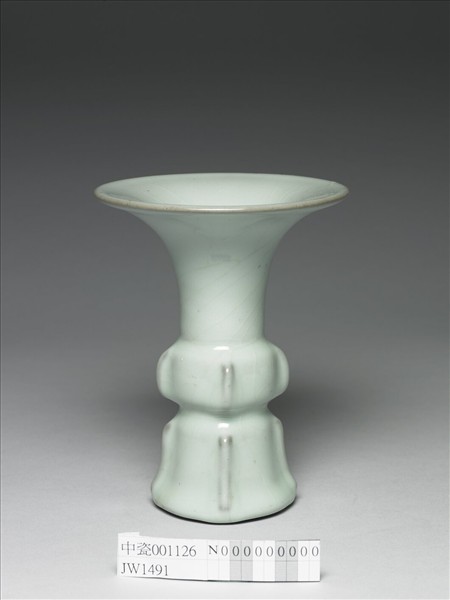 青瓷出戟觚