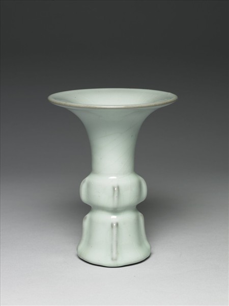 青瓷出戟觚