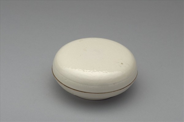 白瓷暗花花卉紋印盒