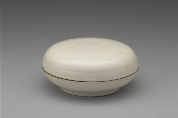 白瓷暗花花卉紋印盒