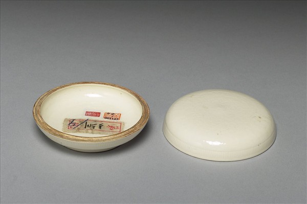 白瓷暗花花卉紋印盒