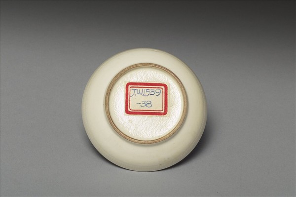 白瓷暗花花卉紋印盒