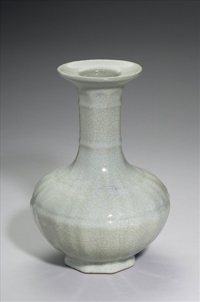 青瓷弦紋長頸瓶