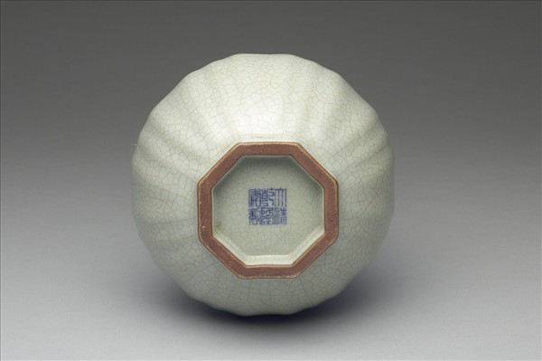 青瓷弦紋長頸瓶