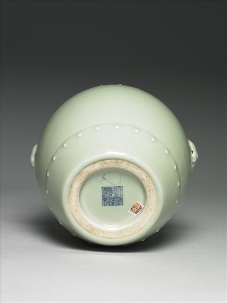 青瓷獸耳暗環鼓式罐