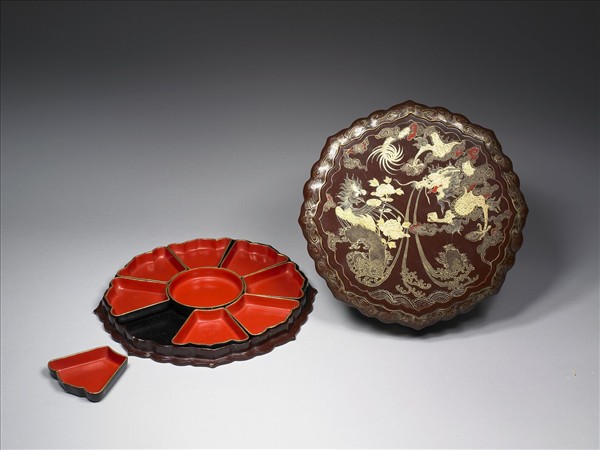 褐漆描金龍鳳八瓣盒