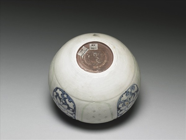 越南 青花加彩花卉罐