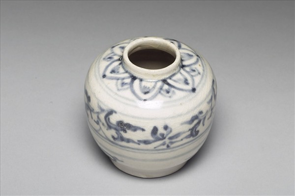 越南青花卷草花卉小罐