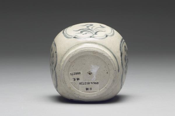 越南青花圖案雲紋小方罐