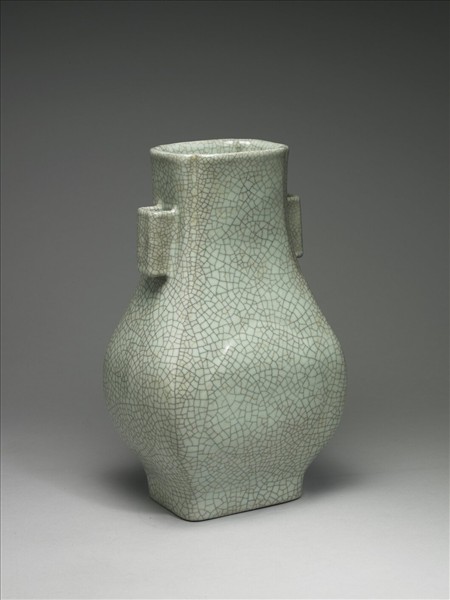 青瓷貫耳杏葉四方瓶