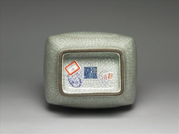 青瓷貫耳杏葉四方瓶