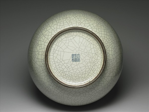 青瓷獸耳暗環瓶