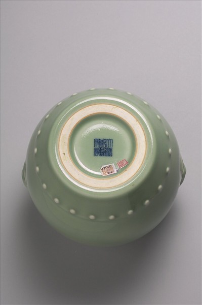 青瓷獸耳暗環鼓式罐