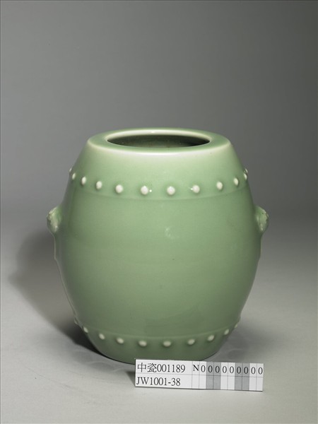 青瓷獸耳暗環鼓式罐