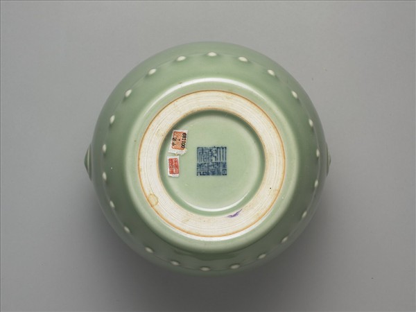 青瓷獸耳暗環鼓式罐