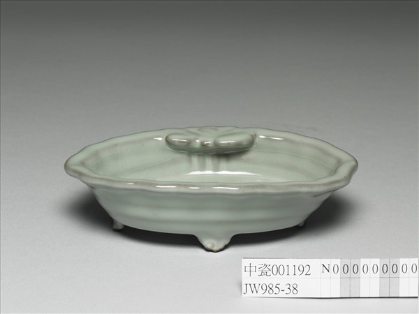 青瓷弦紋四足花盆