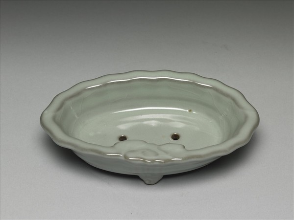 青瓷弦紋四足花盆