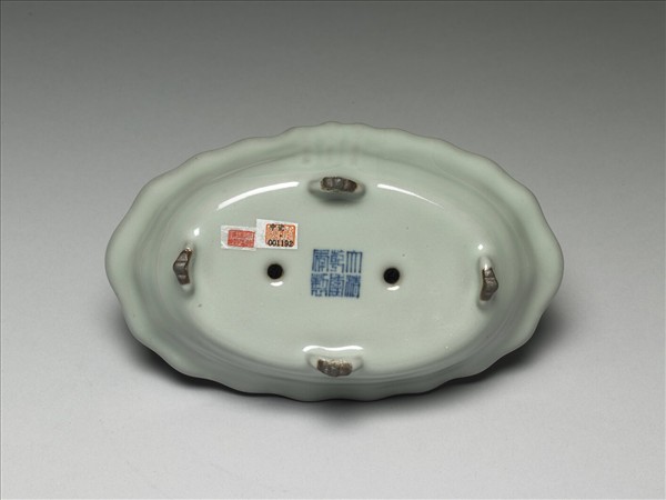 青瓷弦紋四足花盆