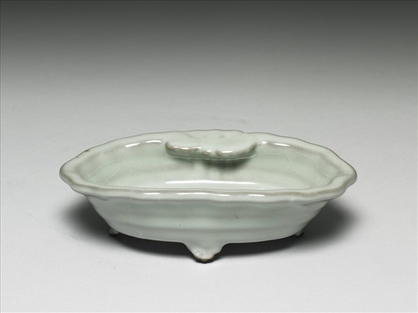 青瓷弦紋四足花盆