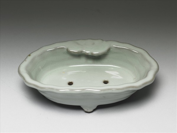 青瓷弦紋四足花盆