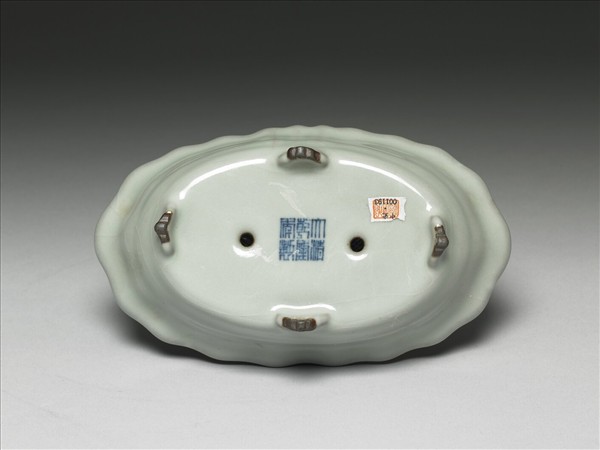 青瓷弦紋四足花盆