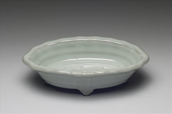 青瓷弦紋四足花盆