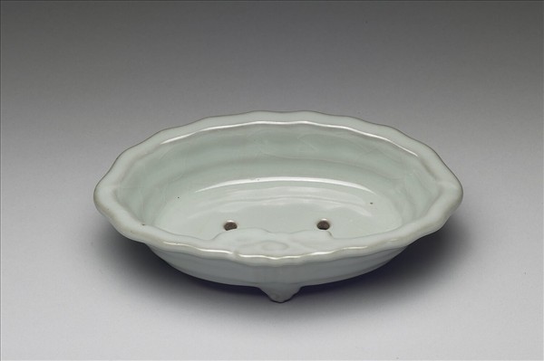 青瓷弦紋四足花盆