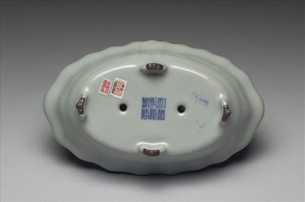 青瓷弦紋四足花盆