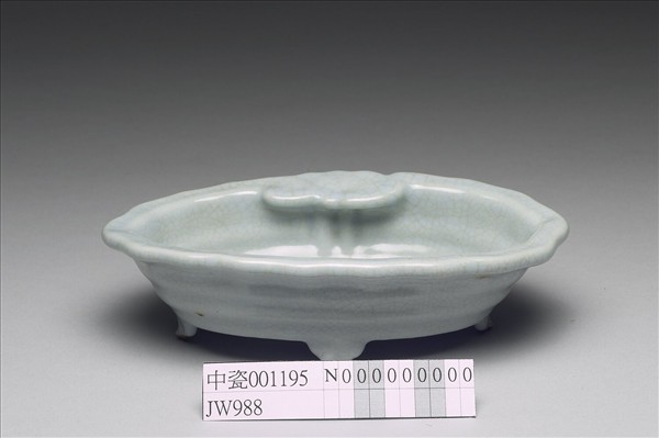 青瓷弦紋四足花盆